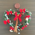 もうすぐクリスマス！ハートの形のリースを飾りました